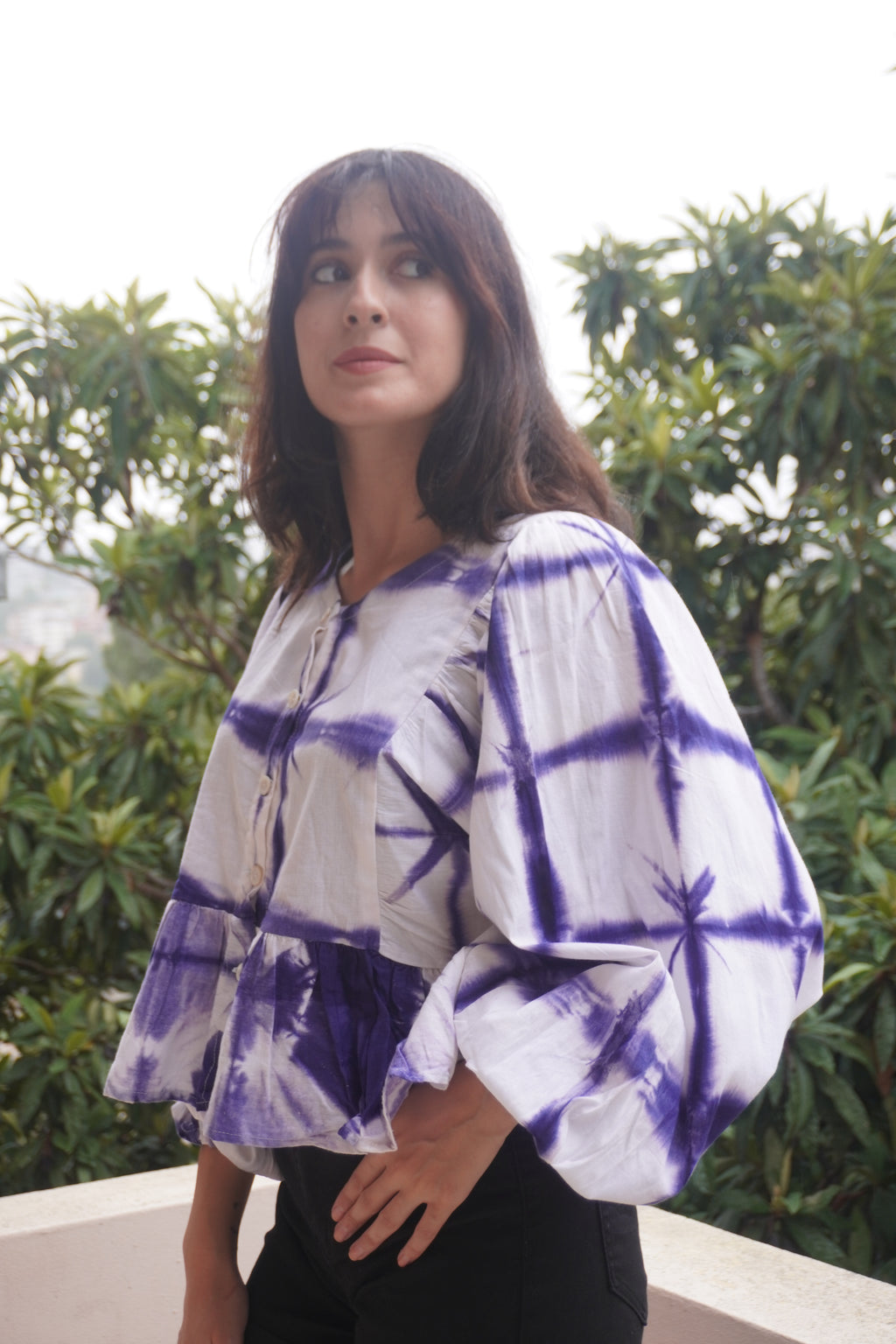 Batik Koleksiyon – Mor & Beyaz Desenli Düğmeli Bluz