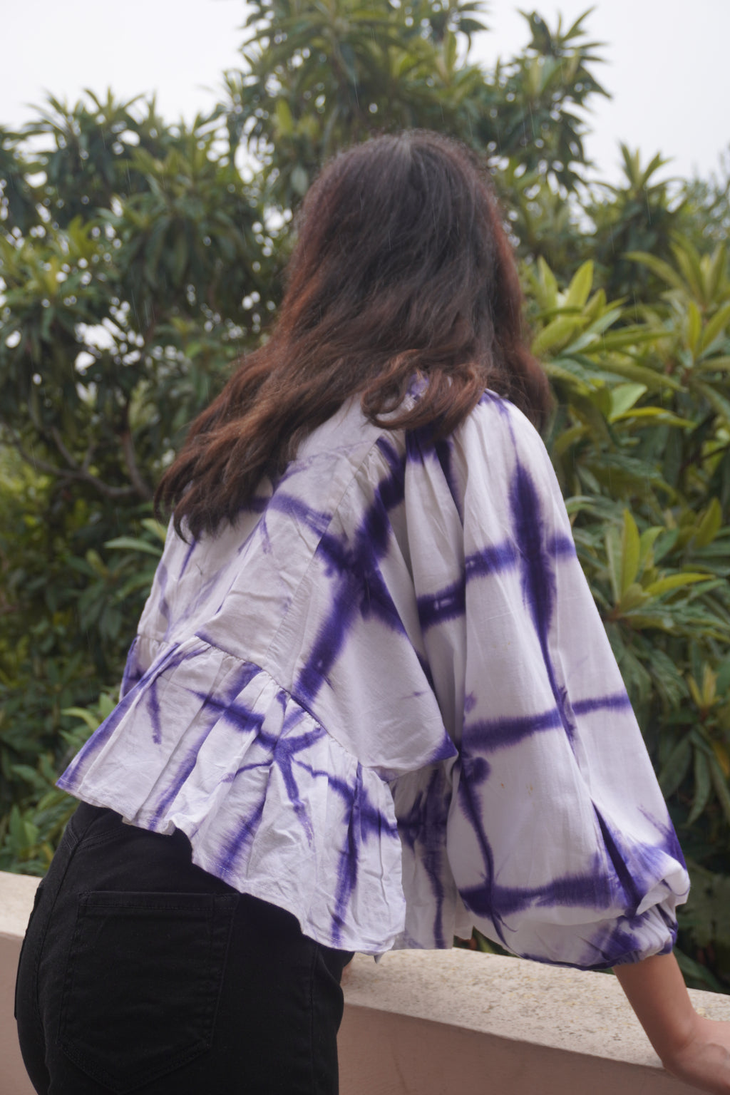 Batik Koleksiyon – Mor & Beyaz Desenli Düğmeli Bluz