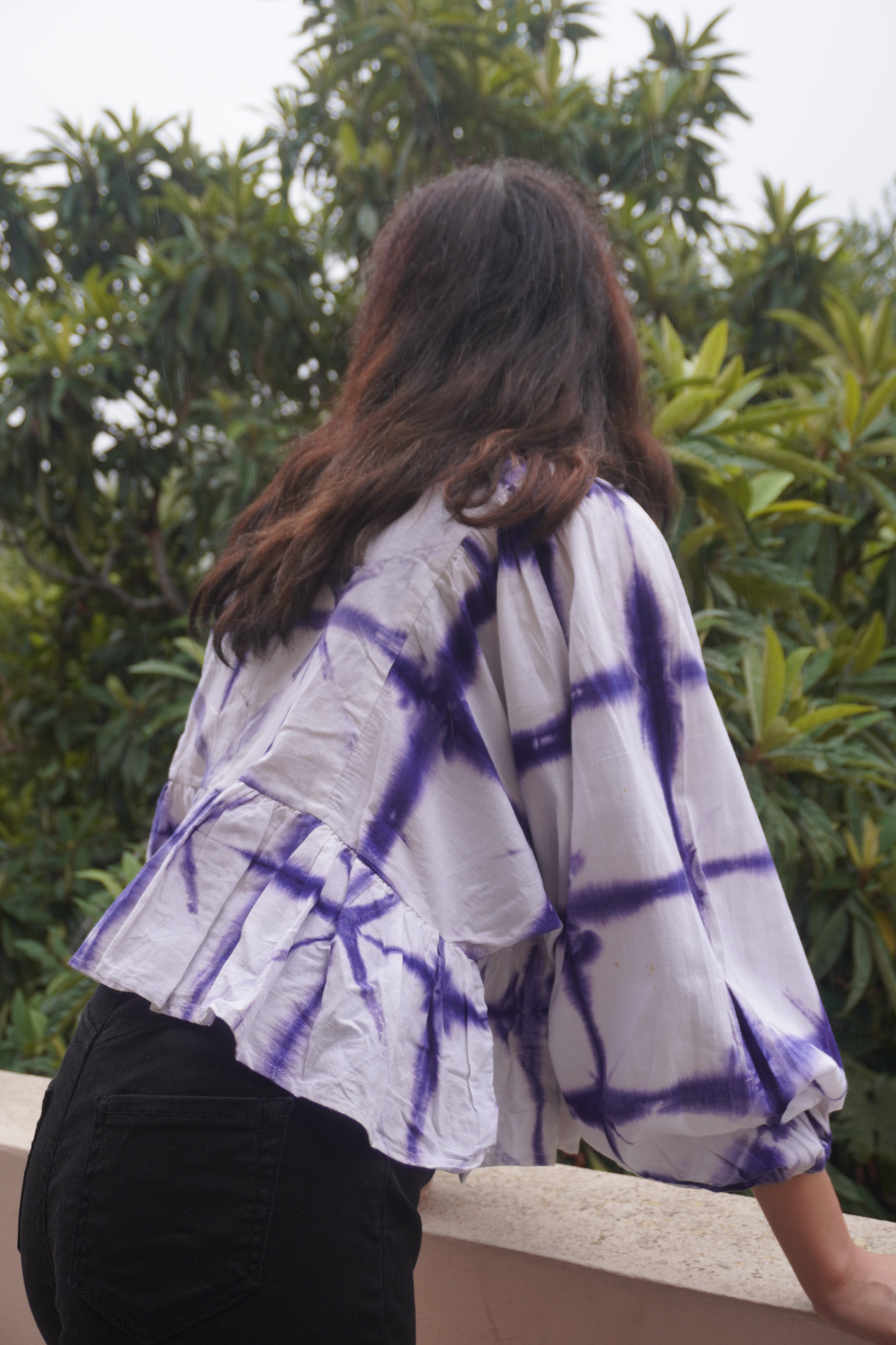 Batik Koleksiyon – Mor & Beyaz Desenli Düğmeli Bluz