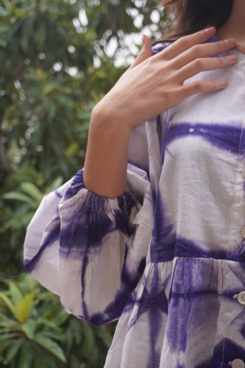 Batik Koleksiyon – Mor & Beyaz Desenli Düğmeli Bluz