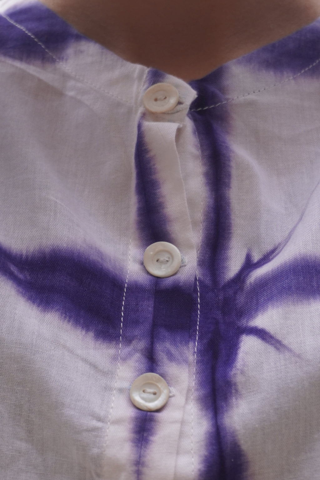 Batik Koleksiyon – Mor & Beyaz Desenli Düğmeli Bluz