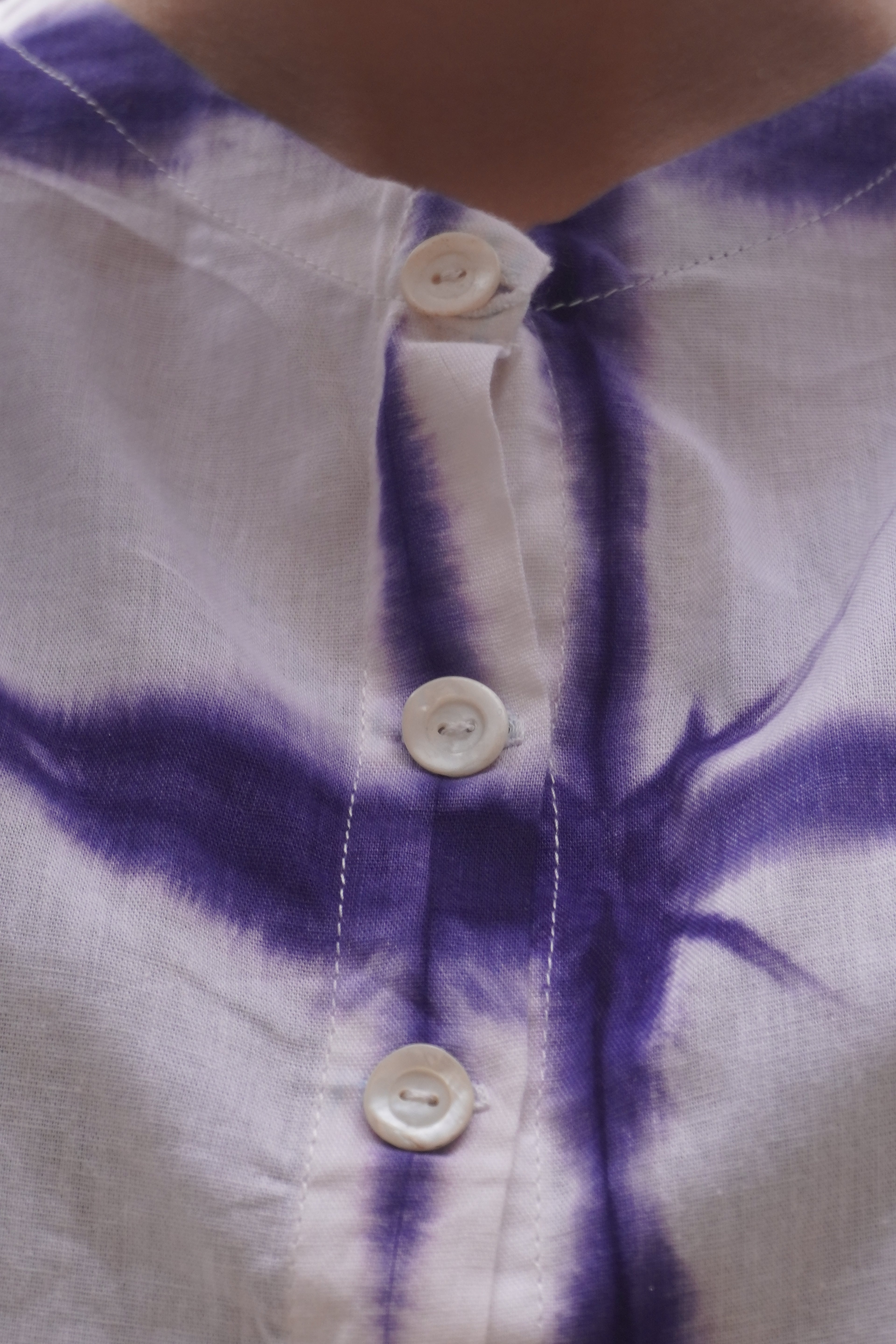 Batik Koleksiyon – Mor & Beyaz Desenli Düğmeli Bluz