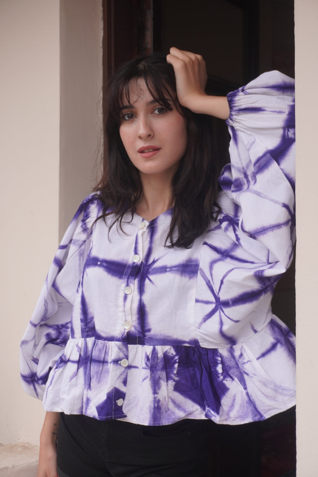 Batik Koleksiyon – Mor & Beyaz Desenli Düğmeli Bluz